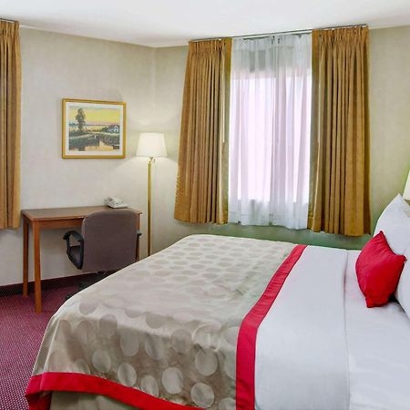 Ramada By Wyndham Hawthorne/Lax Hotell Exteriör bild