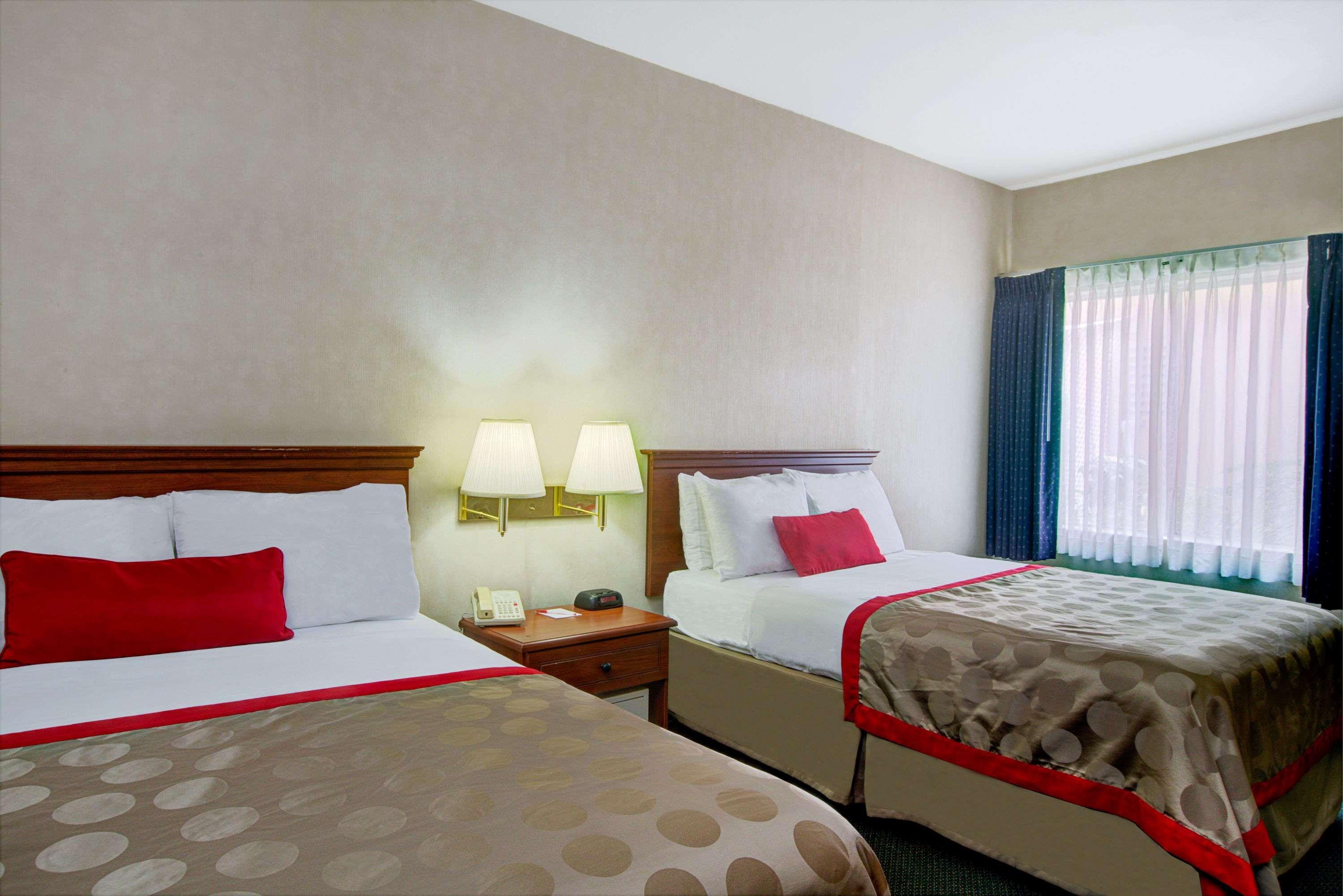 Ramada By Wyndham Hawthorne/Lax Hotell Exteriör bild