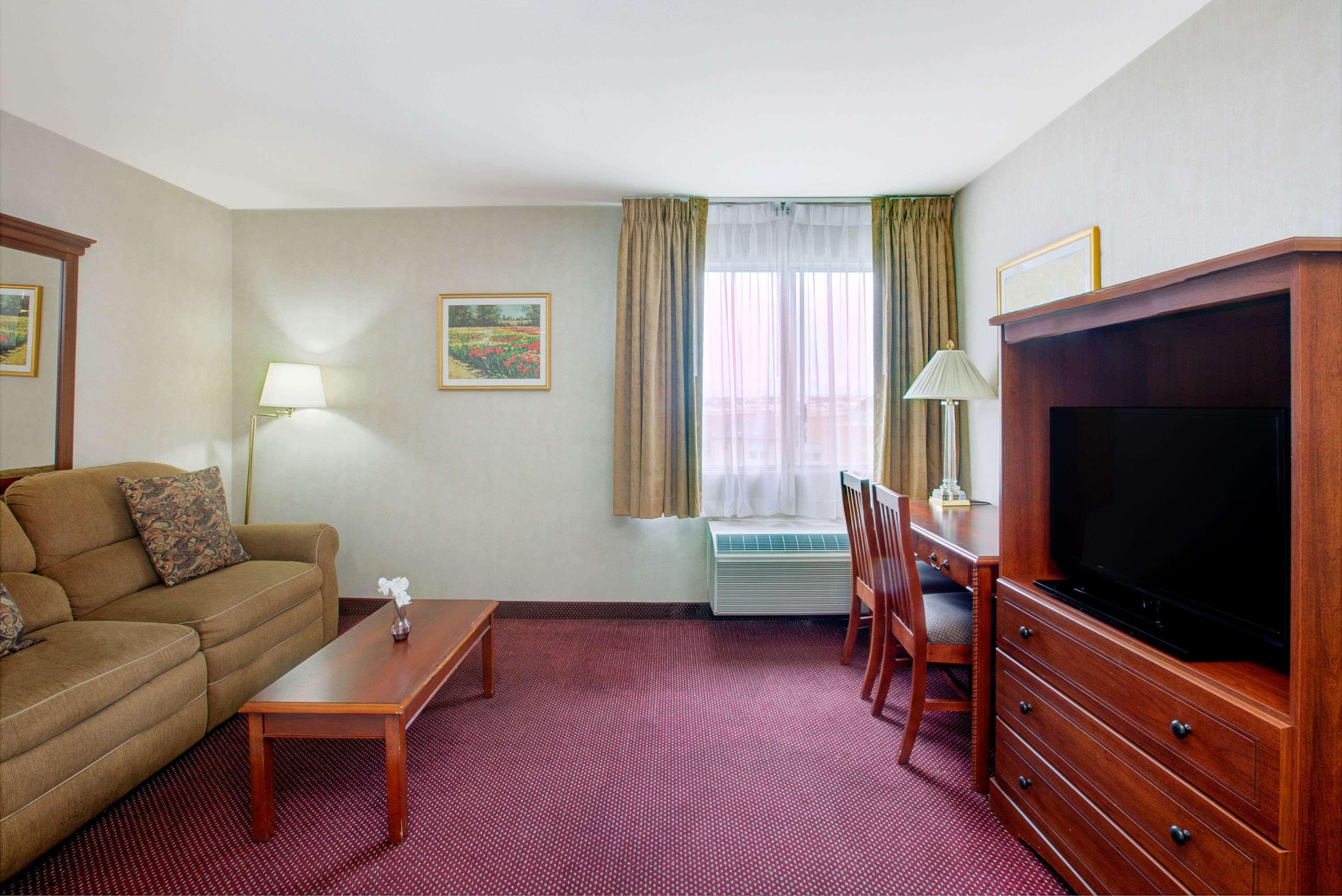 Ramada By Wyndham Hawthorne/Lax Hotell Exteriör bild