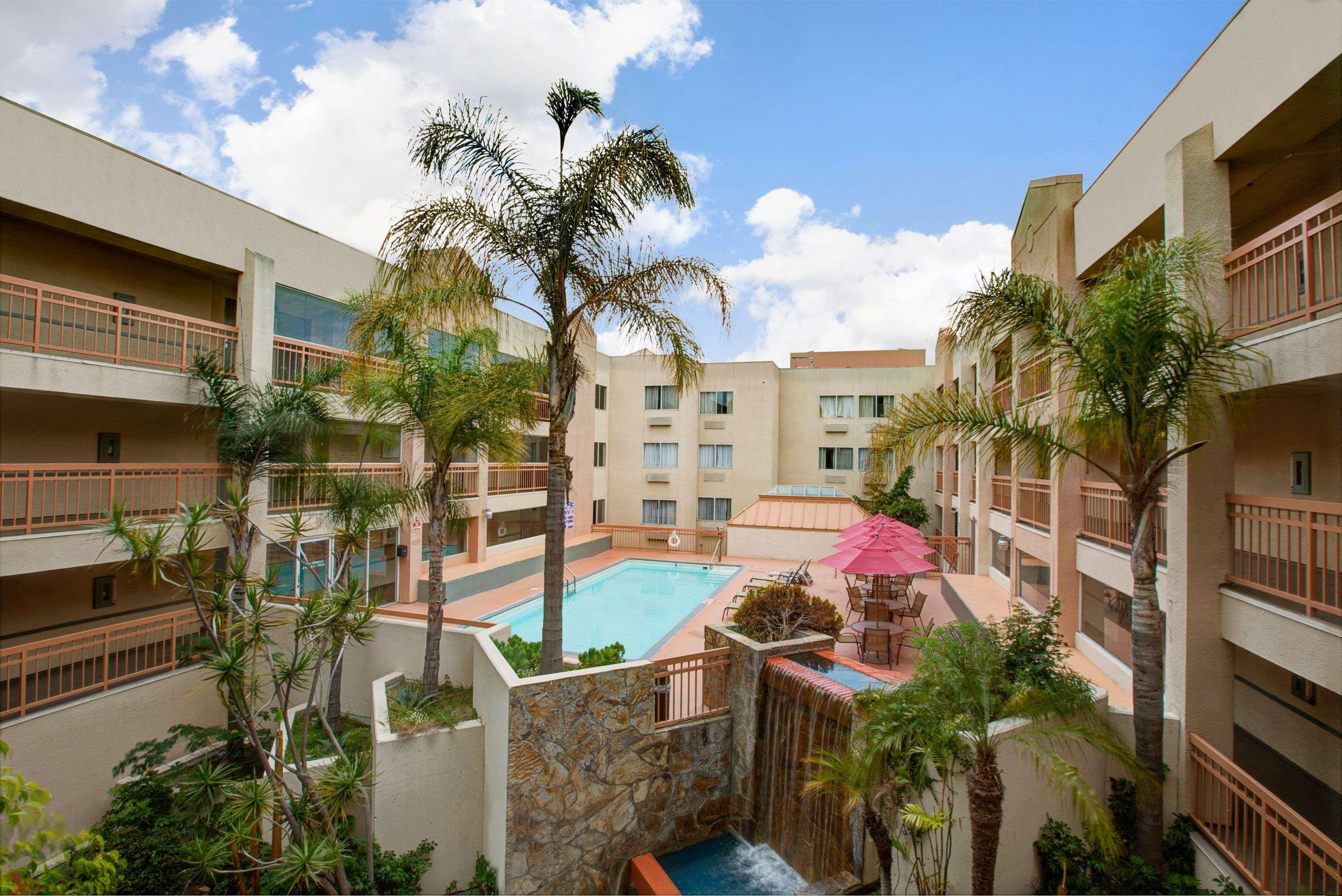 Ramada By Wyndham Hawthorne/Lax Hotell Exteriör bild
