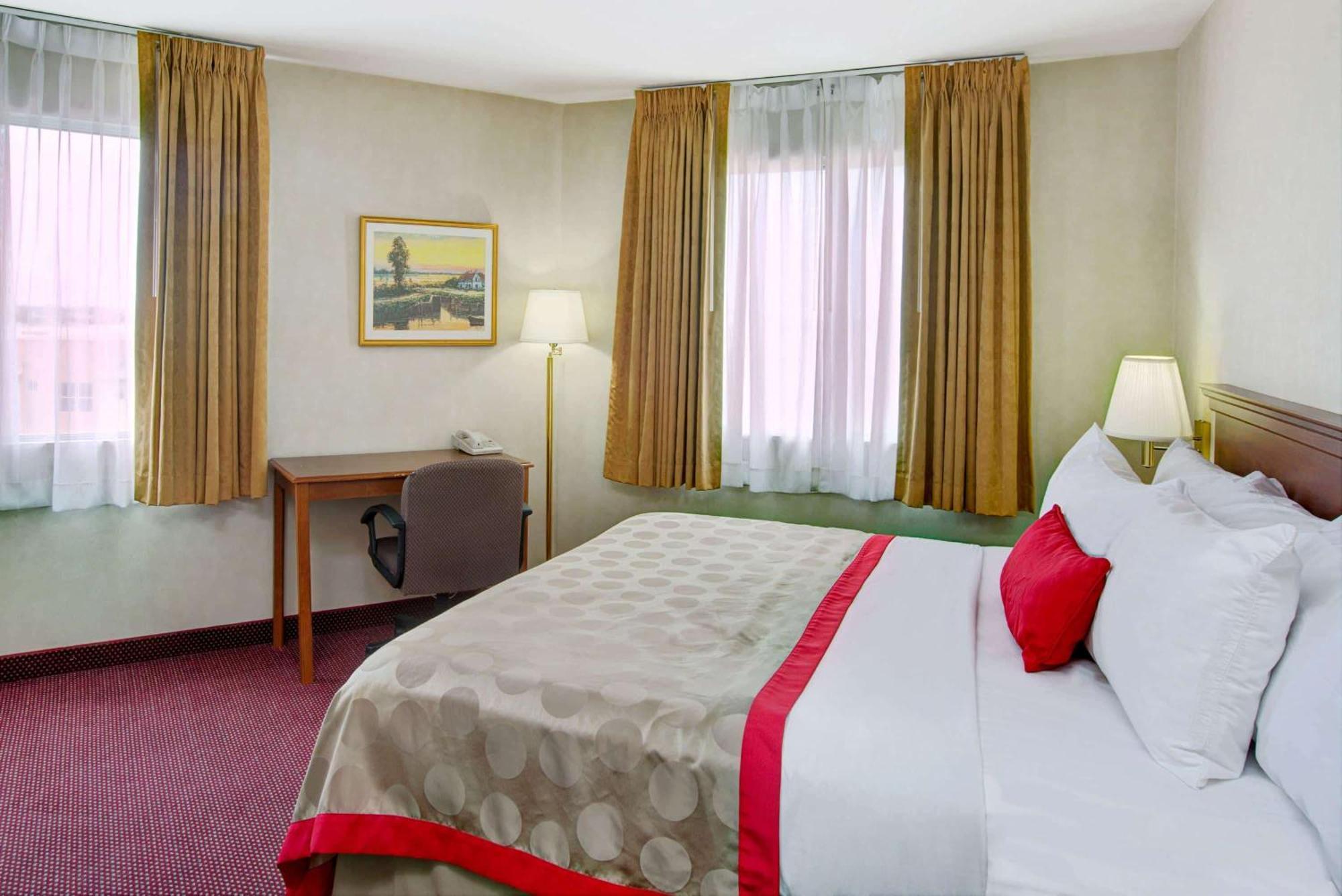 Ramada By Wyndham Hawthorne/Lax Hotell Exteriör bild